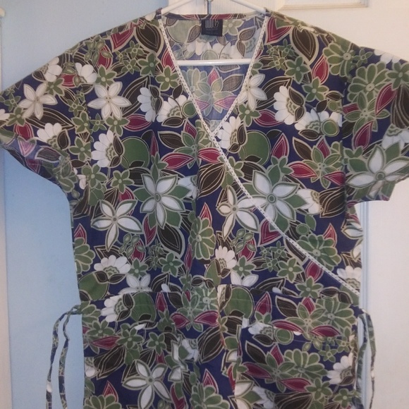 Scrub top - Picture 2 of 2